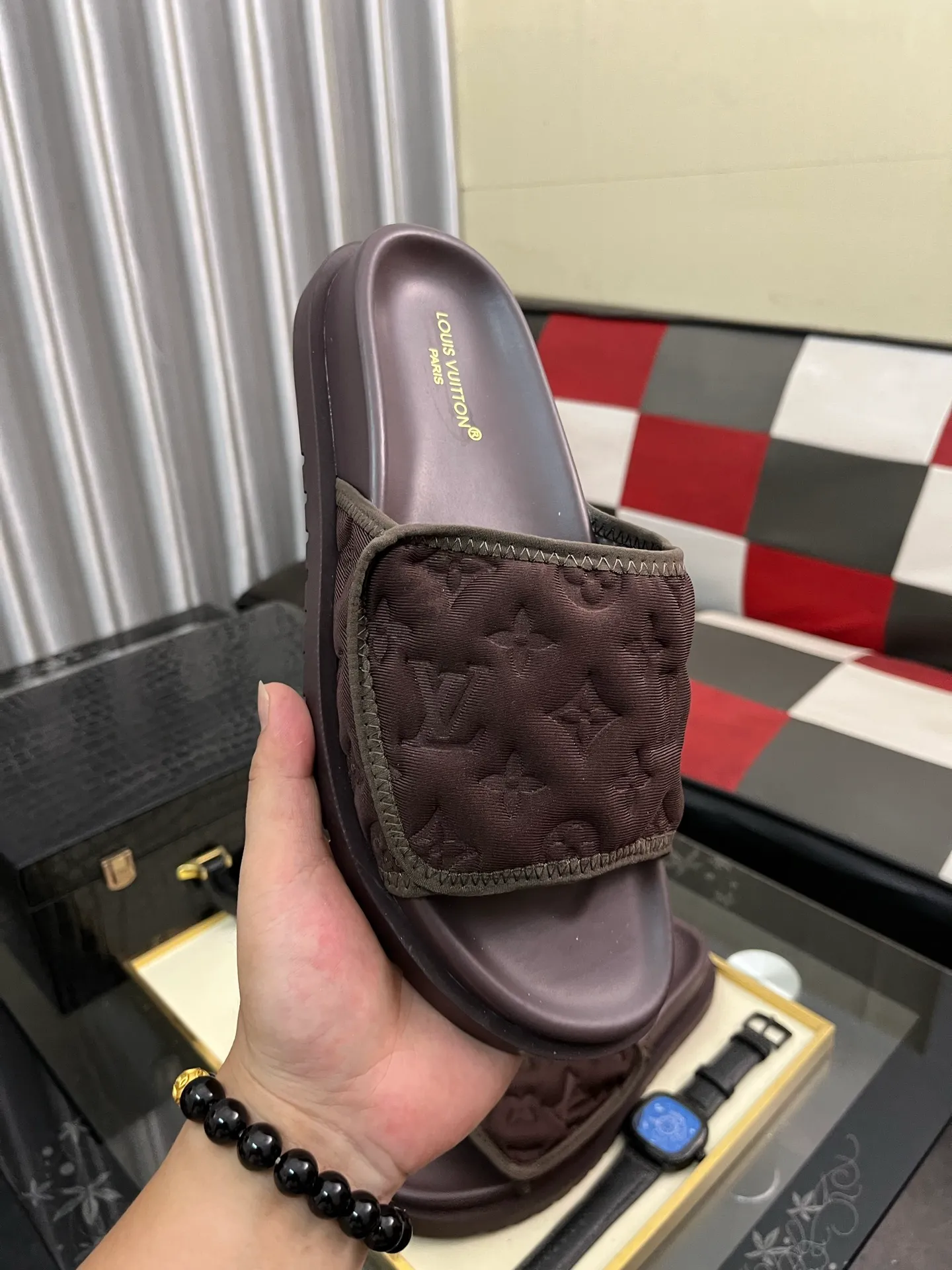 Men's men's shoes💰320⌚️⌚️[Louis Vuitton LV slippers] (high-end cowhide) counter 1:1 fashion style summer must-have! The designer used LV’s iconic outsole. The original simple slippers instantly become fashionable! The upper is made of flexible special cowhide leather straps alternately, and the workmanship is exquisite! A must-have for stylish men in summer, size 38-44